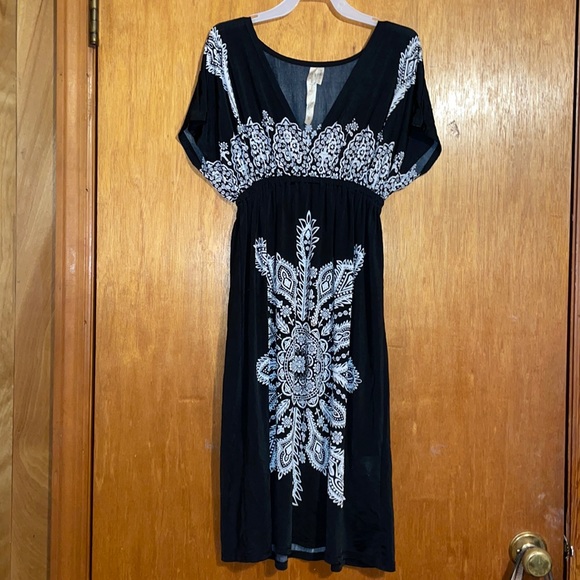 •CRISTINALOVE•NWOT BLACK FLORAL MEDALLION V-NECK SHORT SLEEVE DRESS SIZE SMALL - Picture 9 of 9